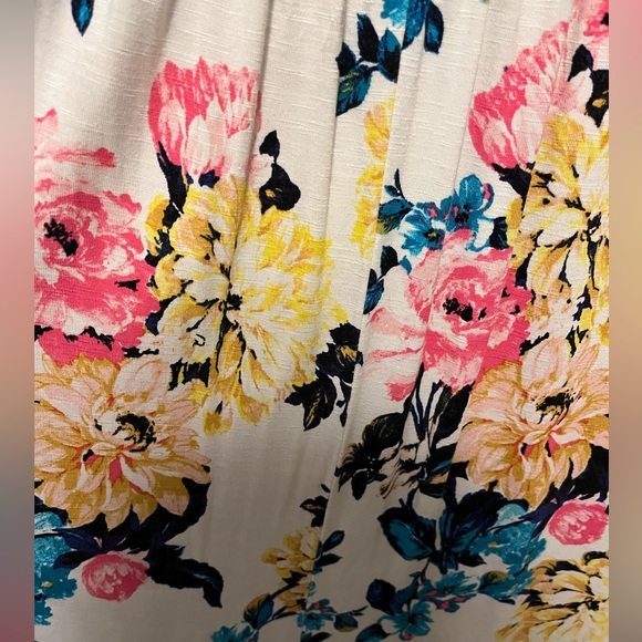 Torrid size 0 super soft top with lace detail, floral print - Picture 3 of 4